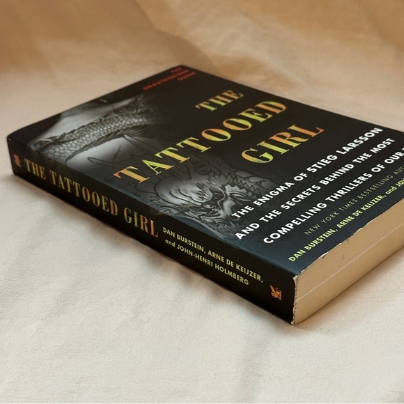 The Tattooed Girl by Multiple Authors | Literary Criticism | Paperback Book - Picture 3 of 7